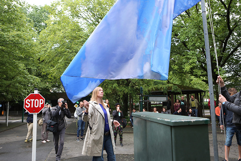 Europa. Besuch im GehegeKomposition aus Verkehrsübungsplatz, Bildobjekt und SoundProjekt von missing iconsDer Verkehrsübungsplatz Oase ist eine aus der Zeit gefallene, unwirkliche, in Teilen verkleinerte und um sich selbst kreisende Welt, die durch einen Zaun vom umgebenden Stadtraum abgetrennt ist. Die Oase wird durch die Aufstellung einer dekonstruierten Europafahne des Künstlerinneduo missing icons und dem Abspielen ihrer manipulierten, minimalisierten Version der Europa-Hymne zu einer begehbaren, surrealen Allegorie für Europa.Europa. Besuch im GehegeDATUM2. August 2016UHRZEIT19:00ORTTACHO KreuzbergOase VerkehrsgartenAm Wassertorplatz 110999 Berlin