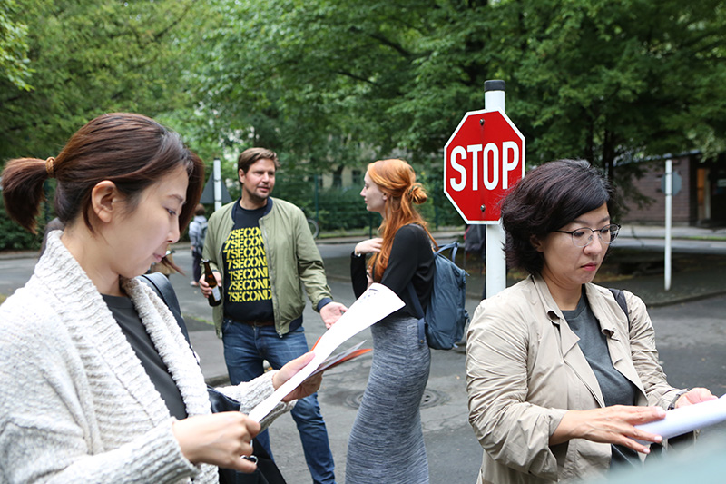 Europa. Besuch im GehegeKomposition aus Verkehrsübungsplatz, Bildobjekt und SoundProjekt von missing iconsDer Verkehrsübungsplatz Oase ist eine aus der Zeit gefallene, unwirkliche, in Teilen verkleinerte und um sich selbst kreisende Welt, die durch einen Zaun vom umgebenden Stadtraum abgetrennt ist. Die Oase wird durch die Aufstellung einer dekonstruierten Europafahne des Künstlerinneduo missing icons und dem Abspielen ihrer manipulierten, minimalisierten Version der Europa-Hymne zu einer begehbaren, surrealen Allegorie für Europa.Europa. Besuch im GehegeDATUM2. August 2016UHRZEIT19:00ORTTACHO KreuzbergOase VerkehrsgartenAm Wassertorplatz 110999 Berlin